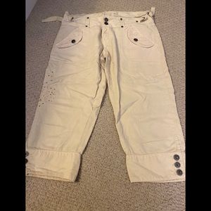 Lovey and soft Guess embroidered capris.